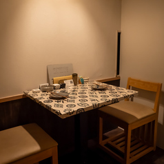 落ち着いた照明に包まれたテーブル席で、ゆったりとお食事をお楽しみいただけます。ほどよい距離感で会話もしやすく、デートやご友人とのお食事にも最適です。大人のお客様にも心地よくお過ごしいただける空間です。
