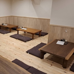4名がけテーブル席が３つ、6名がけテーブル席が１つご用意ございます。店内は靴を脱いでゆったりとお過ごしいただける座敷席となっております。