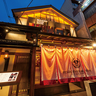 京都の風情ある外観と、クラシックモダンな内装