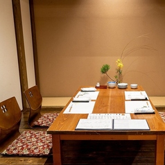【座敷完全個室・4名様~】人数に合わせて調整可能◎プライベートなくつろぎ空間。店内地下には、趣のある完全個室を多数完備。仕切りを外して、人数に合わせた個室空間をご用意いたします。大切なお仕事のお集まりや接待、会食等のご利用にも最適。座敷タイプのお席なので、ゆったりくつろぎながらお食事が楽しめます。
