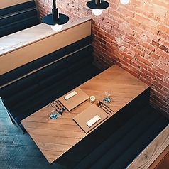 お子様連れに好評のソファーボックス席も完備。背もたれがあるので親子でゆったりくつろぎながらランチはいかがですか？