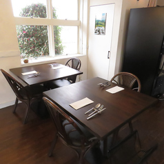 【テーブル席で大切な方との時間を過ごす】特別な時間を過ごすための、落ち着いた雰囲気の2名席をご用意しております。デートや記念日、親しいご友人との楽しい会話を楽しめる空間で、心温まるひとときをお過ごしいただけます♪