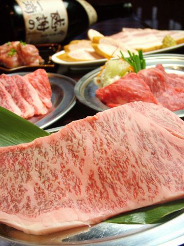鹿児島県産黒毛和牛をメインに使用しています♪オープンキッチンでカウンター完備。