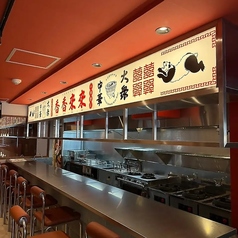 スタイリッシュなデザインのカウンター席です。目の前で調理している様子が楽しめます。お一人様もお気軽にお立ち寄りください！！