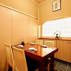 3名様から5名様までご利用いただける完全個室です◎入口は暖簾で仕切られており、5名様の場合はお一人様お誕生席で囲めるレイアウトで、プライベートな空間をお楽しみいただけます。