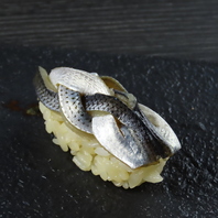 15年の職人が手掛ける新鮮なネタを使用した鮨