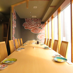 10名様でご利用可能なテーブル席がございます。会社の飲み会や親族のお集まりにも最適です。広々とした空間で素敵なお時間をお過ごしくださいませ。