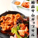 特製の甘辛ダレで炒めた豚バラをお野菜で巻いてお召し上がりください！