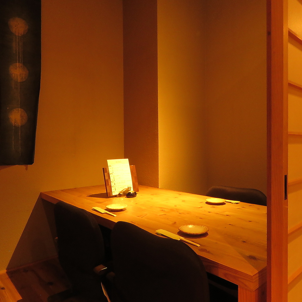 木の温もりと間接照明の光により、くつろげる落ち着いた空間となっています。～4名様向けの個室も◎