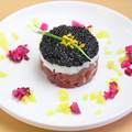 料理メニュー写真&nbsp;マグロとイカのタルタル　キャビア乗せ