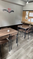 【広々とした清潔感ある店内】