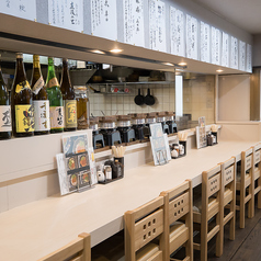 【気軽に座れるカウンター席】8席をご用意しており、近くの調理風景をのんびりと眺めつつお寛ぎいただける特等席です◎