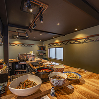 圧倒的ライブ感を得られるコの字カウンター席で…