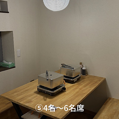 2名様から4名様のお席になります。※混雑時は小さなお子様とご一緒の場合は5名でご利用いただく場合がございます。