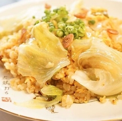 焦がしにんにくとレタスのもち麦チャーハン