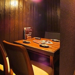 テーブル席は4名卓×2と6名卓を1卓ご用意で、間仕切りを使えば個室風空間にもなります。