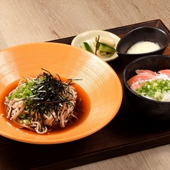 とろろ蕎麦とえんがわ・サーモンハラスのミニ丼