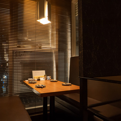 周囲の視線を気にせず過ごせる半個室風のお席は、静かに食事を楽しみたい時におすすめです。木の温もりを感じる落ち着いた雰囲気で、大人のお客様にも安心しておくつろぎいただけます。