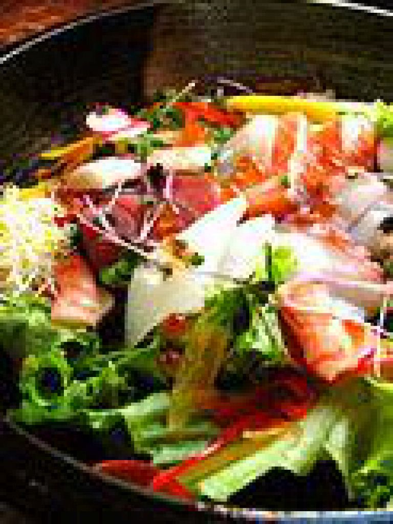 お野菜たっぷり♪最近、お野菜をとれていない方にお勧めのヘルシーサラダ。