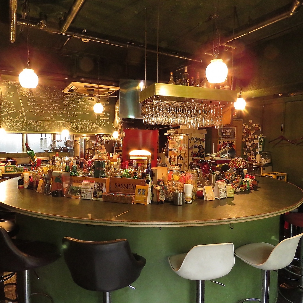 ピザ釜が見えるカウンター席は円型のユニークな席◎食事をじっくり楽しんだり、デートにもオススメ！