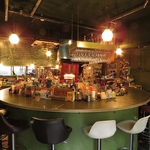 ピザ釜が見えるカウンター席は円型のユニークな席◎食事をじっくり楽しんだり、デートにもオススメ！