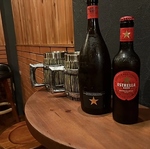 樽型グラス片手に、仲間と乾杯。