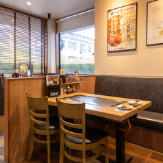 1名様から4名様まで幅広く対応できるテーブル席を7つ完備しております。少人数でのお食事はもちろん、落ち着いた雰囲気の中でゆっくりとお喋りを楽しみたいデートにもおすすめです♪