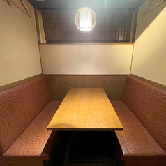 【2～7名様】＜半個室・個室＞ゆったりくつろげる個室。学校やお仕事終わり、女子会等多くのシーンでご利用いただけます。当店自慢の鶏料理を是非お楽しみください。