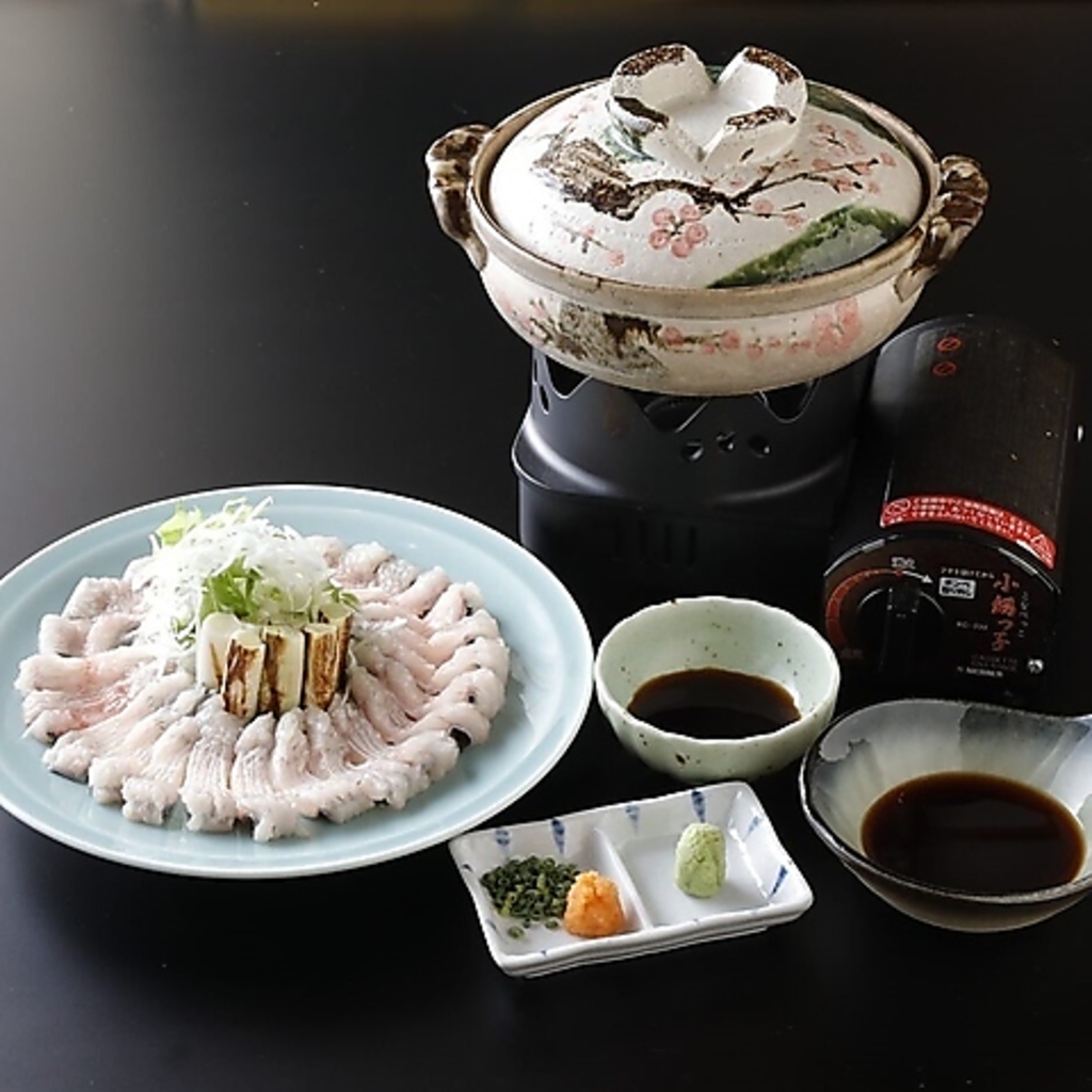 【名物うなぎ鍋】骨切りした鰻をお好みでわさび醤油・自家製ポン酢につけてお召し上がりください。