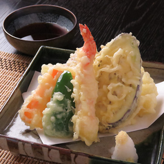 ≪旬の素材をシンプルに！≫天ぷら盛り合わせ 550円(税込)〜の写真