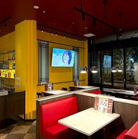 K-POPが流れる店内。モニターで動画も楽しめます♪