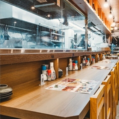 店内の雰囲気を一番楽しめるカウンター席は、ひとり飲みにもデートにもおすすめ。料理ができる音やスタッフとの会話が心地よく、居酒屋ならではのライブ感を味わえます。気軽さと居心地の良さを兼ね備えており、短時間の利用にも最適。新宿で“ちょい飲み”したい時にも使いやすい席です。