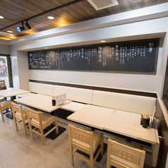 【ゆったり過ごせるテーブル席】ご夫婦でのお食事や居酒屋デートにおすすめの、2名様用テーブル席もご用意しております♪