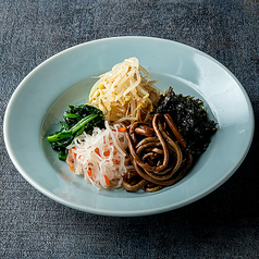肉どうし流、流せるナムル盛り