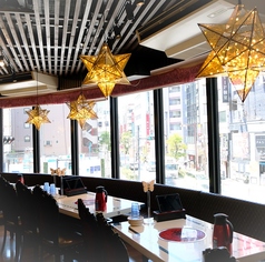 ゆったりとくつろげる広々とした店内で、友達と美味しい料理を楽しめます。2名様から5名様までお使いいただけるテーブル席は、人数が多い場合はお席をつなげてご対応いたします。窓際はソファー席にもなっており、ゆったりとした空間でおくつろぎいただけます。心地よい店内で、リラックスタイムをお過ごしください！