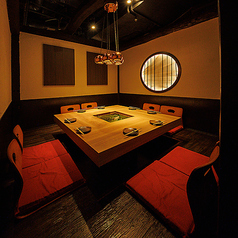 【8名様向け囲炉裏型完全個室】仲間でまったり!掘りごたつタイプのお席は足をおろしてゆったりおくつろぎ頂けます!お得な飲み放題付宴会コースはリーズナブルなコースから豪華内容のコースまで様々なシーンに合わせて豊富にご用意しております。各種ご宴会に◎ご予約・ご相談もお気軽にお問い合わせくださいませ。