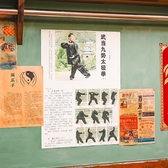 中国の屋台を彷彿とさせる飾り付けと賑わいが広がる店内