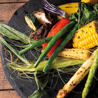 焼き上げる食材はたくさんの種類のお肉と季節のお野菜を
