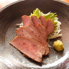 牛タン燻製刺身