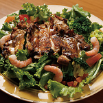 ペリペリソース使用してチキンを香ばしく焼き上げました。お酒にあうサラダをお召し上がりください。