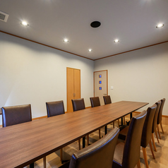（要予約）個室は5名様～最大10名まで利用可能。会食・お祝い・家族の集まりなど周囲を気にせず楽しめるプライベート空間です。落ち着いた雰囲気で、ゆったりと上質な時間を過ごせます。