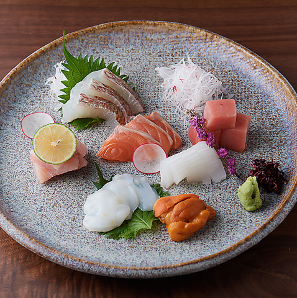 【新鮮なお造り】鮮度の良い旬のお魚を取り寄せてご提供。盛り合わせは3200円(税込)～。