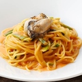 料理メニュー写真 牡蠣とほうれん草のオマールクリームソースパスタ