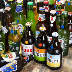 世界のビール片手に開放的なテラスで皆さんで乾杯しましょう☆世界のビールを70種以上ご用意！の写真