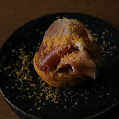 自由な発想から生まれる創作料理で焼き鳥に花を添える