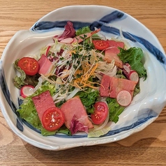 十種類の野菜とベーコンのサラダ