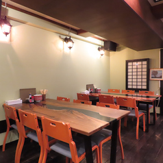 会社飲み会や接待などの大人数でのご利用も可能な、テーブル席のご用意があります。松本へ観光などで訪れたお客さまにもおすすめです。広々としたテーブル席でお食事を楽しみながら、ごゆっくりおくつろぎいただけます。