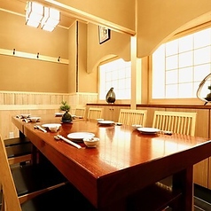 8名様から最大12名様程度までご利用可能な完全個室です◎入口は暖簾で仕切られており、大小様々なご宴会に最適です。コースをお選びいただき、ぜひ特別なひとときをお過ごしください。