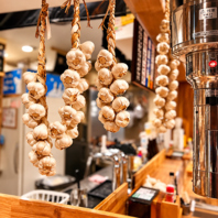店内どこを見ても、にんにく。