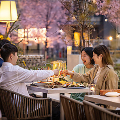 天気が良い日はテラス席でのお食事がおすすめです。広い空の下で食べる海鮮やイタリアンは格別！贅沢気分をご堪能ください。